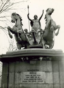 Boadicea and Her Daughters、ブロンズ彫刻グループ、1885年