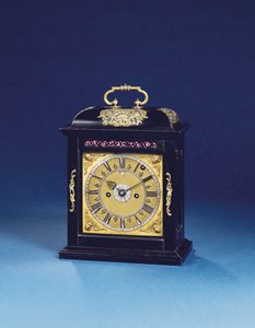 クイーン・アン朝のマウント型ストライキング・ブラケット・クロック、プル・クォーター・リピート、No.376、1705年頃（黒檀と金色の真鍮）（867499-500も参照）。