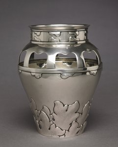 花瓶、アントン・ミッシェルセンの会社、1900年 作： Thorvald Bindesboll