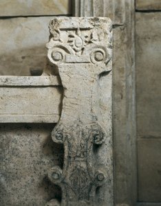 トラキア人のスベシュタリの墓、石棺付近の建築物の細部、紀元前3世紀（石の彫刻