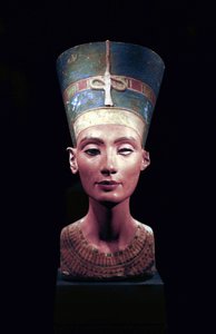 ネフェルティティ（紀元前1370-1330年頃）の胸像 エジプトのファラオ・アケナテンの偉大な王妃（主席妃）。ネフェルティティと彼女の夫は、宗教革命を起こしたことで知られています。彼らは、太陽の円盤であるアテンという唯一の神を崇拝するようになりました。 作： Thutmose Thutmose