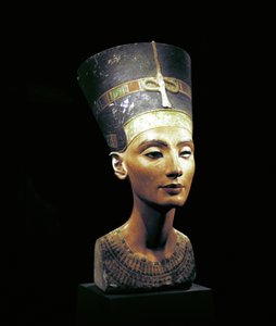 ネフェルティティ（紀元前1370年頃～紀元前1330年頃）の胸像 エジプトのファラオ、アクエンアテンの偉大な王妃（主席妃）。ネフェルティティと彼女の夫は、宗教革命を起こしたことで知られています。彼らは、太陽の円盤であるアテンという唯一の神を崇拝するようになりました。 作： Thutmose Thutmose