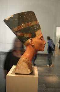 ネフェルティティ（紀元前1370-1330年頃）の胸像 エジプトのファラオ・アケナテンの偉大な王妃（主席妃）。ネフェルティティと彼女の夫は、宗教革命を起こしたことで知られています。彼らは、太陽の円盤であるアテンという唯一の神を崇拝するようになりました。 作： Thutmose Thutmose