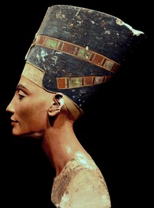 ネフェルティティの胸像_(右) 作： Thutmose Thutmose