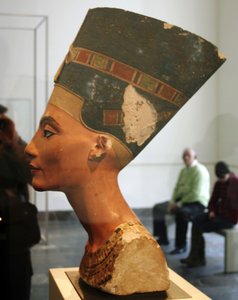 ネフェルティティ（紀元前14世紀、ファラオ・アケナトンの妃）の胸像（ベルリン旧博物館のエジプト博物館所蔵 作： Thutmose Thutmose