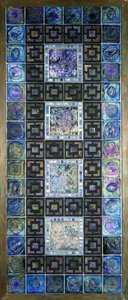 花と幾何学的なデザインで成形された、20世紀のファブリルグラスタイルパネル