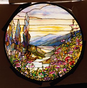夕日と山のある窓、ティファニースタジオ、1900年頃