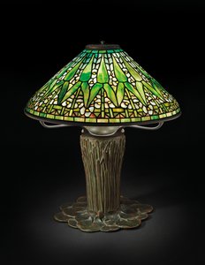アローヘッドテーブルランプ、1910年頃（鉛ガラスとブロンズ）
