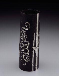 花瓶、c.1877-85（鉄と銀） 作： Tiffany and Company