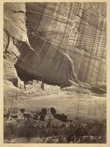 キャニオン・デ・シェルの古代遺跡、ニューメキシコ州。現在のキャニオン層から50フィート上のニッチにある。 作： Timothy O