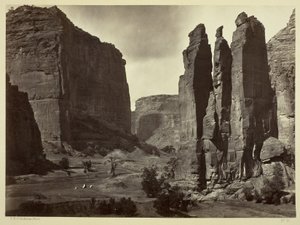 カニョンデシェル、グランドカニョンの壁、高さ約1200フィート、1873年 作： Timothy OSullivan