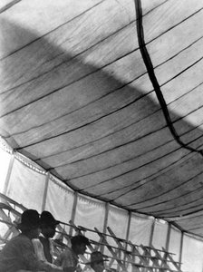 サーカスのテント（大ロシアのサーカス）、メキシコシティ、1924 作： Tina Modotti