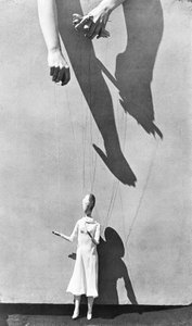 操り人形師の手、1929 作： Tina Modotti