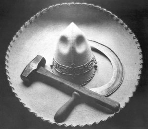 メキシコ革命：ハンマーと鎌でソンブレロ、メキシコシティ、1927 作： Tina Modotti