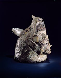メキシコのイダルゴ州トゥラで発見された、開いた顎に人間の頭がある動物の頭、クラシック後期初期（900-1250）（真珠層モザイクの陶器） 作： Toltec