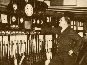 1930年、ロンドンとノースイースタン鉄道のリバプール・ストリート駅で毎日の時報を記録しています。 作： Topical Press Agency