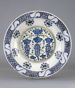 三つの葡萄の房と蔓の葉を描いた円形の中央部を持つイズニック陶器の皿、1570年頃（陶磁器 作： Turkish School