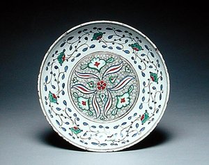 様式化された花で装飾された皿 イスニク 16世紀後半（土器） 作： Turkish School