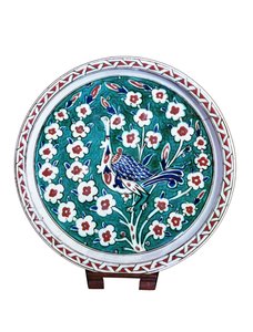 野生のバラの茂み（ファイエンス）の枝に座っている孔雀 作： Turkish School