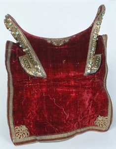サドル（木と金の刺繍が施されたベルベット） 作： Turkish School