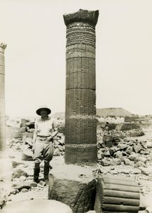 装飾的なレリーフが施された円柱、大囲いの寺院遺跡、ムサワラット・エス・スフラ、スーダン、ウーゴ・モンネレ・ド・ヴィラール撮影 作： ウーゴ・モネレ・ド・ヴィラール