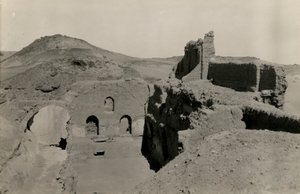 聖シメオン修道院の大天守閣、発掘前の通路の様子、エジプト、アスワン、ウーゴ・モンネレ・ド・ヴィラール撮影 作： ウーゴ・モネレ・ド・ヴィラール