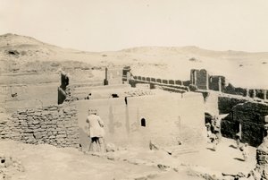 聖シメオン修道院、下のテラス方向を望む、エジプト、アスワン、カメラに背を向けて立つウーゴ・モンヌレ・ド・ヴィラール撮影。 作： ウーゴ・モネレ・ド・ヴィラール