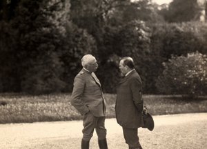ルイ・バルトゥーがルイジ・カドルナ将軍と話す。 写真は第一次世界大戦中の 1916 年 5 月に撮影されました。 (白黒写真)