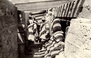 第一次世界大戦中、セルツ郊外のオーストリア領土に進出した後の新しいイタリアの塹壕、1916 年 4 月 7 日 (b/w 写真) 作： Ugo Ojetti