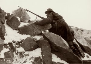 第一次世界大戦中のアダメロの歩哨任務 (白黒写真) 作： Ugo Ojetti