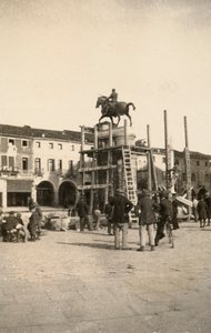 第一次世界大戦中にパドヴァで修復中の騎馬像「ガッタメラータ」 作： Ugo Ojetti