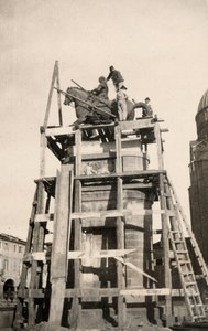 第一次世界大戦中にパドヴァで復元中の騎馬像「ガッタメラータ」 作： Ugo Ojetti