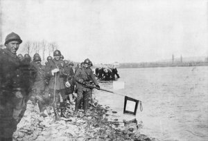 1918年11月21日、フランス、アルザスのライン川、フニンゲに旗を浴びるモロッコの第2部門 作： Unbekannt