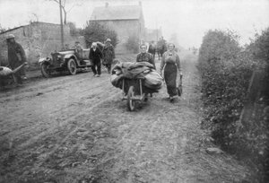 1918年に女性がフランスの村に戻るのを手伝ったイギリスの兵士 作： Unbekannt