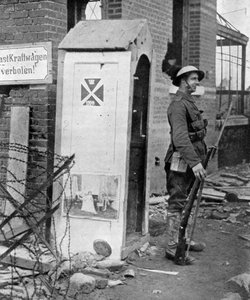 フランスペロンヌ陥落後の歩哨勤務のイギリス兵、第一次世界大戦、1917年、1920年 作： Unbekannt