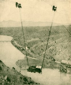 1930年、ニューメキシコ州リオグランデ川の峡谷を横切って揺れ動く請負業者のエンジン。 作： Unbekannt