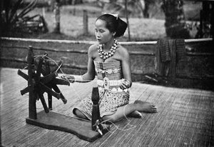 紡ぎ車に乗るダヤックの少女、1902年 作： Unbekannt