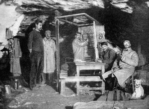 フランスの洞窟にあるフランスの郵便ポスト、フランス、第一次世界大戦、1915 作： Unbekannt