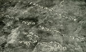ノーマンランドを横切る歩兵攻撃、1919年。 作： Unbekannt