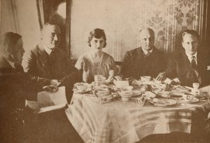 大西洋上空を飛行中のグラフツェッペリン号、1927年の食事