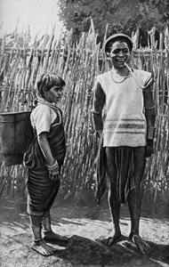 村の柵の中のMoiカップル、アフリカ、1922年 作： Unbekannt
