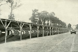 1919年の最前線のすぐ後ろにあるイギリス戦車の公園。 作： Unbekannt