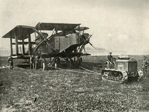 巨大なRAF爆撃機を配置する小型モータートラクター...、1919年。 作： Unbekannt