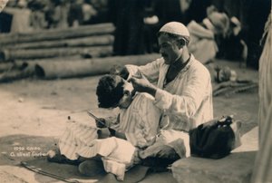 A Street Barber、カイロ、エジプト、1936 作： Unbekannt