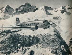 スイス、サンモリッツ飛行場の近くを飛ぶスイス航空の飛行機c1936 c1937 作： Unbekannt