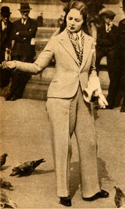 1933年、トラファルガースクエアでハトに餌をやる老婦人。