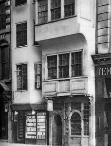 1926年から1927年にロンドンのストランドにある本屋とタバコ屋 作： Unbekannt