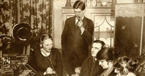 1923年、1935年の総選挙の結果を聞く家族。 作： Unbekannt