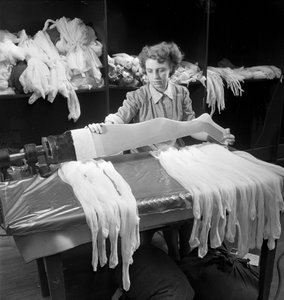 アリストック社の工場でウールタイツを検品する女性従業員 作： Unbekannt
