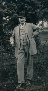 スーツと山高帽c1910を身に着けている紳士 作： Unbekannt